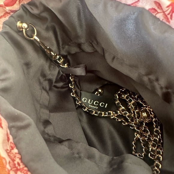 *SOLD* Gucci Beauty Limited Edition Vintage Print Bag - Picture 5 of 8